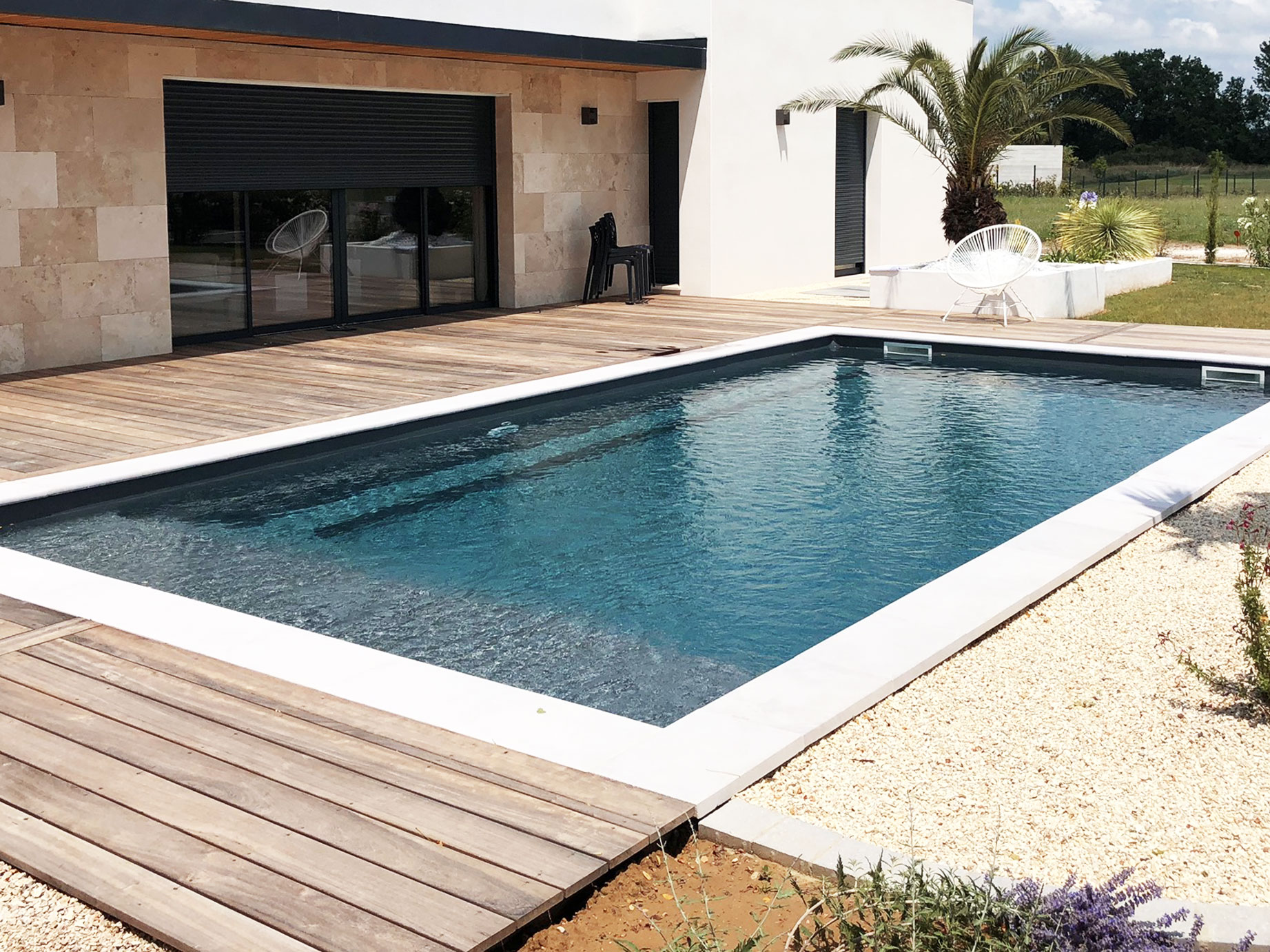 Construction of a grey liner pool in Montauban