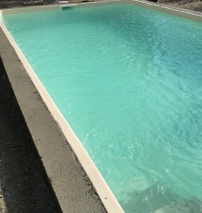Eau et Technique 82 - Ceinturage en béton lors de l'installation d'une piscine coque à Montauban