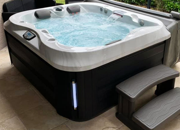 Eau et Technique 82 - Installation of a Jacuzzi® hot tub and its steps